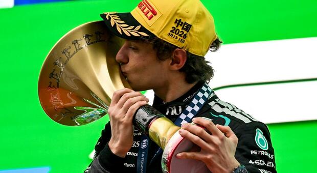 Kimi Antonelli bacia la coppa del vincitore del Gran Premio di Cina