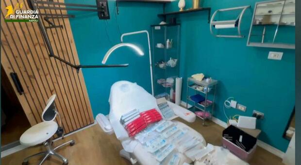  Napoli, ritocchi estetici illegali con lo sconto su TikTok: nei guai otto estetiste 