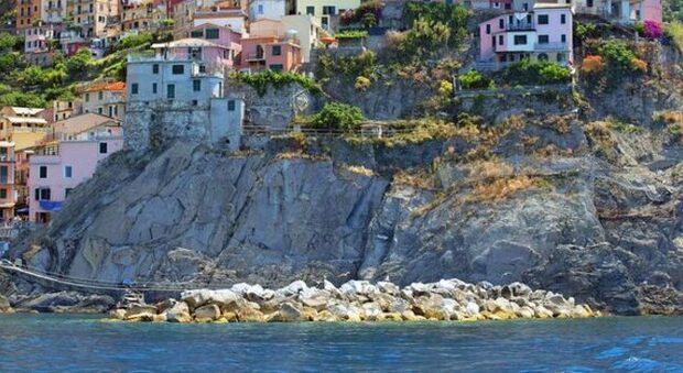 Turista di 25 anni scivola sugli scogli, batte la testa e muore: la ...