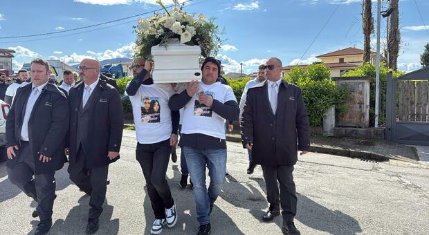  Capaccio Paestum, dolore ai funerali di Michele Pirozzi, uno dei due giovani morti nel terribile schianto di Montecorice 