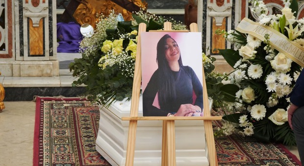  Incidente di Montecorice, i funerali di Maria Magliocco: l'ultimo saluto alla 24enne 
