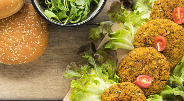 immagine Burger vegetali, classifica Altroconsumo: ecco i migliori. Sorpresa in vetta, crolla un marchio storico