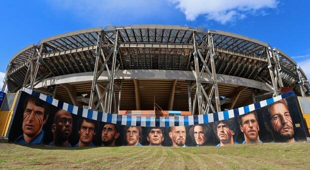  Napoli, presentato il nuovo murale di Jorit al Maradona: la street art che ritrae i campioni del calcio 