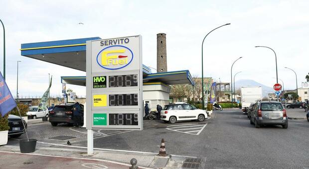  Caro benzina a Napoli: prezzi ridotti solo dal 30% dei distributori 