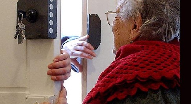  Rubano oro, gioielli e la fede del marito defunto: truffata da finti carabinieri 