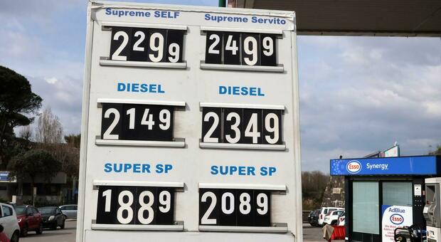  Gasolio e benzina: prezzi ancora super: «Calo minimo, Campania maglia nera» 