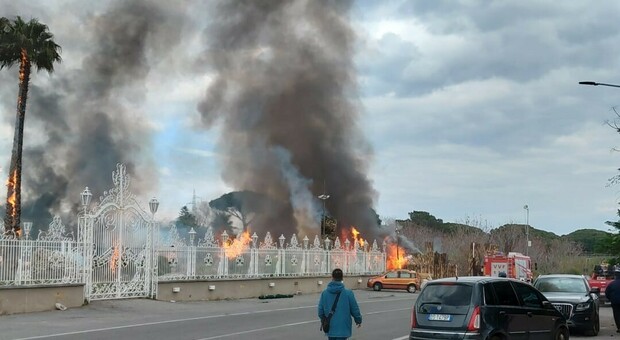  Incendio a Trecase, in fiamme il ristorante Villa Antica Le Dune: la struttura era in demolizione 
