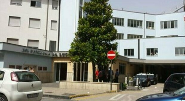  Caivano, accoltellato durante una lite per motivi stradali: ragazzo di 24 anni ricoverato all'ospedale di Frattamaggiore 