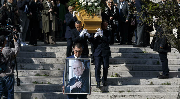  L'ultimo saluto a Paolo Cirino Pomicino, a Roma i funerali del ?vicerè? 