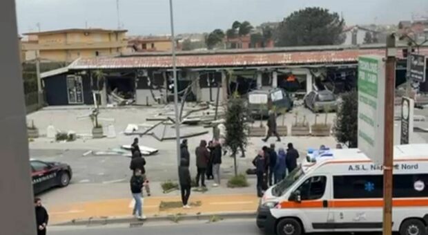  Villaricca, esplode attività commerciale: feriti e forze dell'ordine sul posto 
