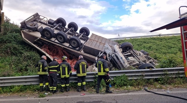  Tir precipita da un cavalcavia sulla SS162: conducente in ospedale 