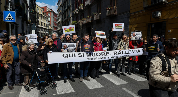  Protesta dei pedoni a Napoli, basta sangue. Rivolta dei cittadini: «Fermate la strage» 
