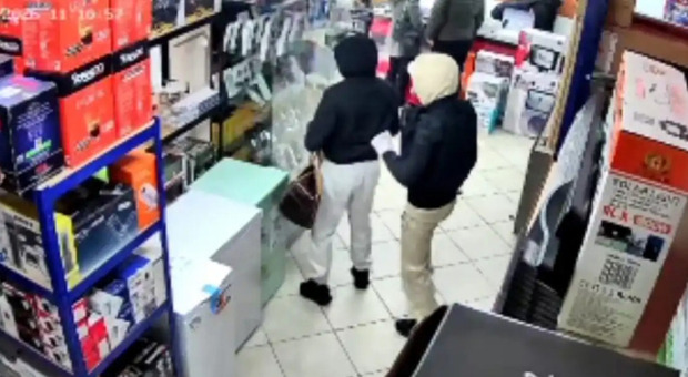  Rapina in un negozio di telefoni, bottino da 30mila euro: in 5 armati in pieno giorno 