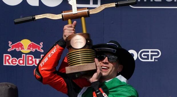 Marco Bezzecchi con il trofeo da cow boy sul podio di Austin in Texas