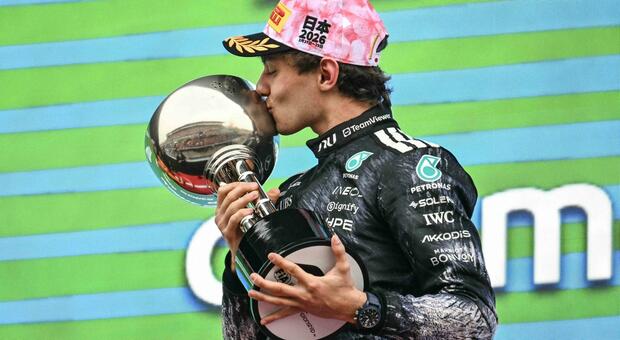 Kimi Antonelli bacia la coppa a Suzuka