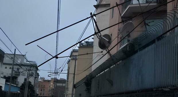  Napoli maltempo: vento trascina oggetti sui binari: ripristinata la circolazione della Cumana 