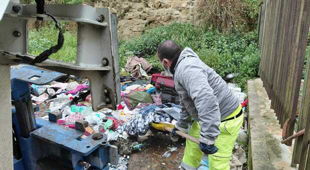  Napoli, pulizia straordinaria sotto il ponte tra Palazzo Reale e Maschio Angioino 