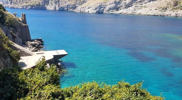  Baia di Ieranto tra gloria e divieti, stop a un tratto di accesso al mare 