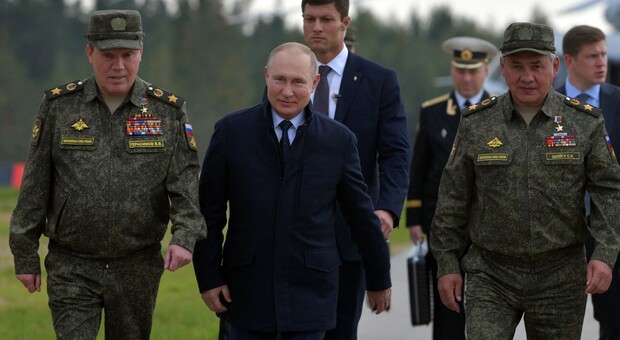 https://statics.cedscdn.it/photos/MED/2026/04/02/9452494_02195813_putin_with_soldiers.jpg