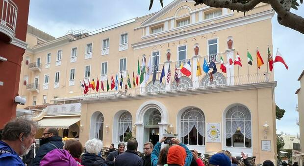  Capri, sbarcano i turisti folla e festa in Piazzetta: bandiere al Quisisana 