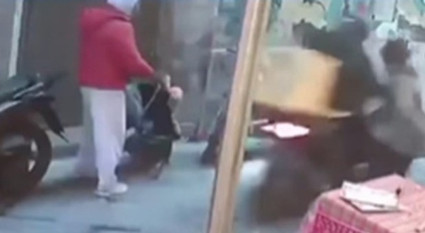  Inseguimento ai Quartieri Spagnoli, rider investe una donna durante la fuga: identificato e denunciato il pirata della strada 
