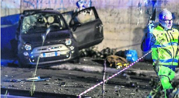  Roma, scontro frontale nella notte tra due auto: morti un ragazzo e una mamma (gravi le due figlie) 