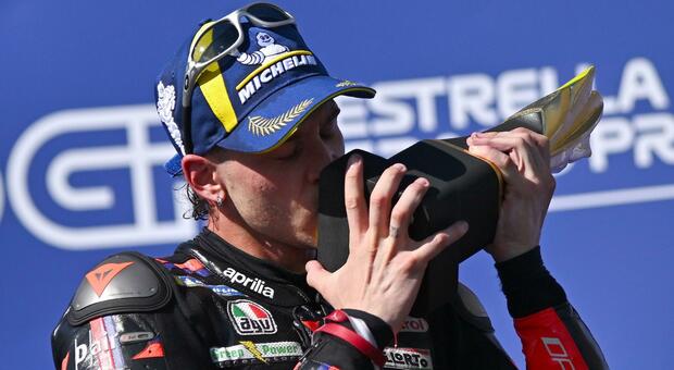 Marco Bezzecchi festeggia sul podio