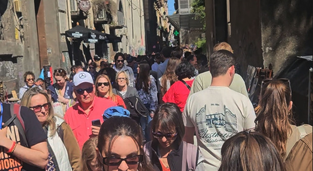  Napoli invasa dai turisti: 600mila presenze nel lungo weekend pasquale 