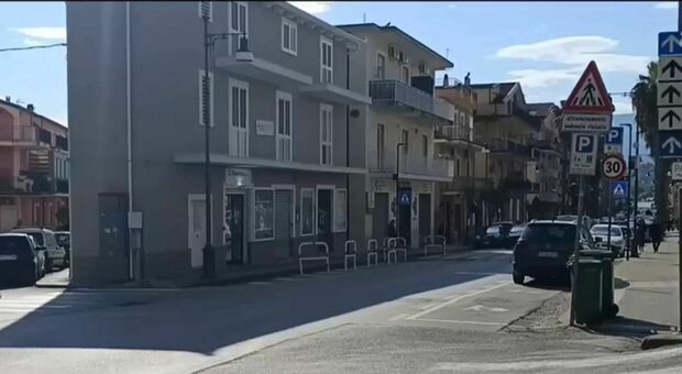  Agropoli, feriscono imprenditore e gli rubano 4mila euro 