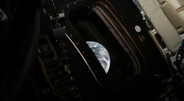  Artemis II, problemi allo scarico dei rifiuti del bagno. La Nasa: «Raggiunti i due terzi del viaggio verso la Luna» 