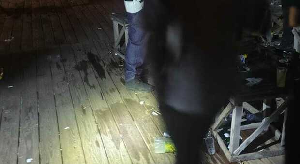  Castel Volturno, giovane accoltellato ad Ischitella nella sera di Pasqua: ferito, l'aggressione all'interno di un locale 