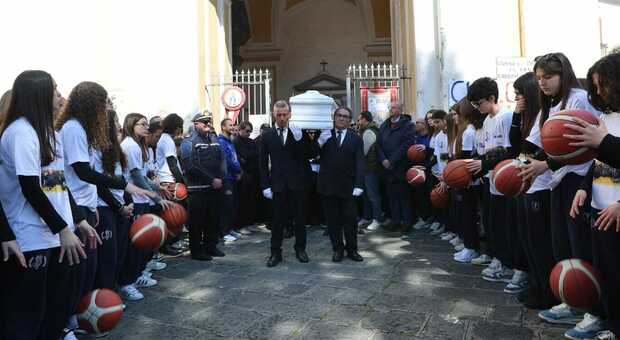  Sofia Di Vico morta a 15 anni, dolore e folla ai funerali a Maddaloni: «Ma lei vive, questa è la sua Pasqua» 