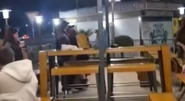  Napoli, ancora una rissa tra giovani a Pasqua al McDonald?s di Fuorigrotta 