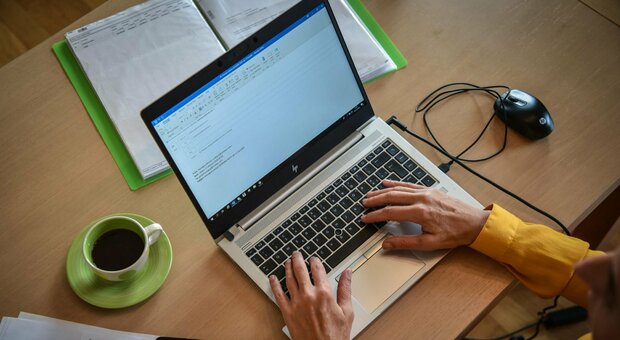  Smart working, domani scattano le nuove regole: previste multe da 7mila euro per i datori di lavoro 