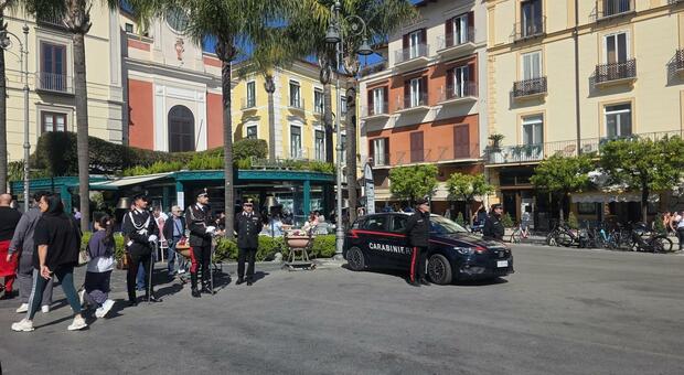  Sorrento, boom di turisti ma ingorghi da record: gallerie e svincoli nel caos 