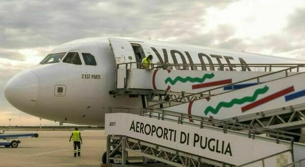  Aeroporto di Brindisi senza carburante per gli aerei: «Fate rifornimento altrove». Limitazioni a Reggio Calabria e Pescara 