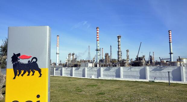 Decaro scrive al governo: «Eni abbatta le emissioni a Taranto»
