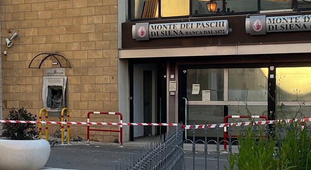 Fanno saltare in aria il bancomat, poi la fuga