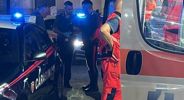 Investiti da un'auto dopo la lite per difendere una ragazza, sei feriti