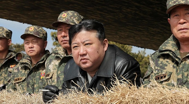 https://statics.cedscdn.it/photos/MED/2026/04/09/9464162_09122648_kim_jong_un_militare.jpg