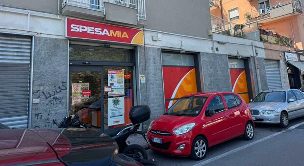  Salerno, ladro assalta la cassa del supermarket e prende a morsi dipendente e carabiniere: arrestato 