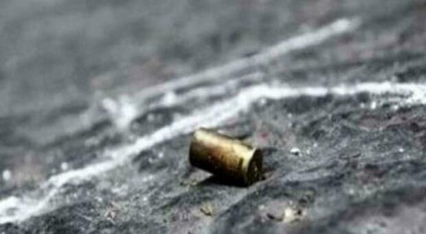  Sparatoria di notte a Napoli, raffica di colpi di pistola tra i passanti 