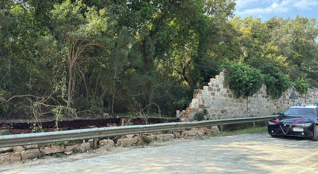 Crolla un muro sulla provinciale, momenti di paura nel Salento: strada chiusa