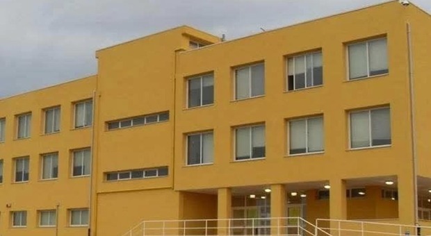 Violenza a scuola: bidello picchiato da un minore che voleva entrare per vedere la fidanzatina