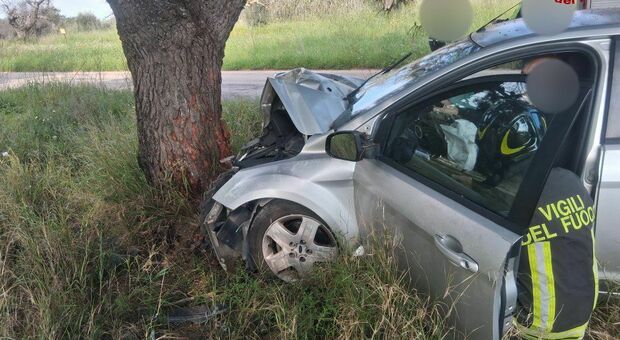 Grave incidente nel Brindisino: si schianta con l'auto contro un albero, ferito il conducente