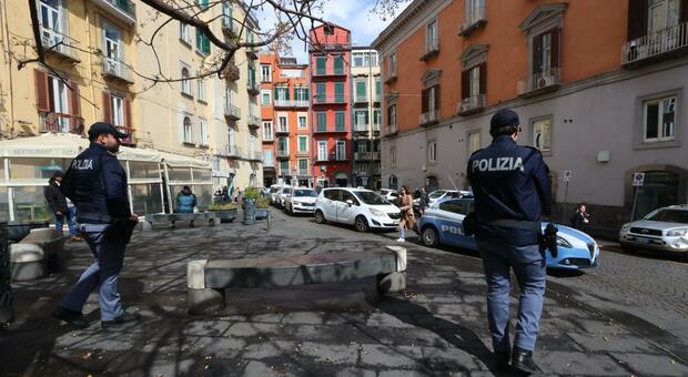  Raid a piazza Carolina a Napoli, finisce in cella 19enne: «Sparò a un ragazzino» 