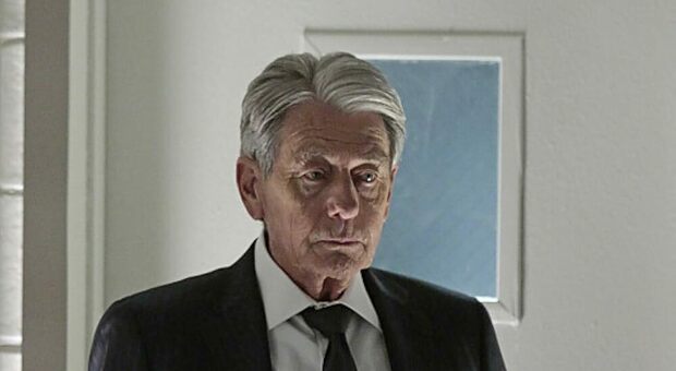  John Nolan è morto, l'attore della saga di Batman e della serie Person of Interest aveva 87 anni 