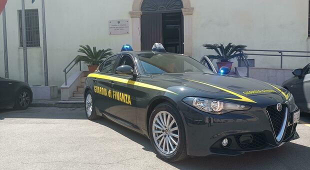 Operazione "Gamba Corta": arredamento contraffatto sotto sequestro. La rotta del falso dalla Puglia al Piemonte