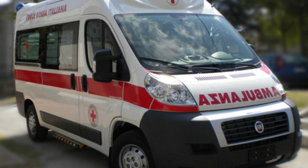 Cinque operai feriti dal crollo di un solaio