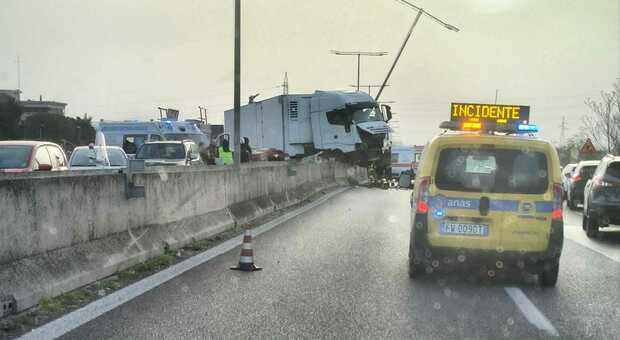 Tir finisce sul guardrail: un ferito in codice rosso, tangenziale bloccata